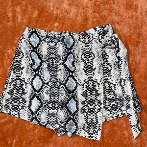 Snake skin skort great condition Small